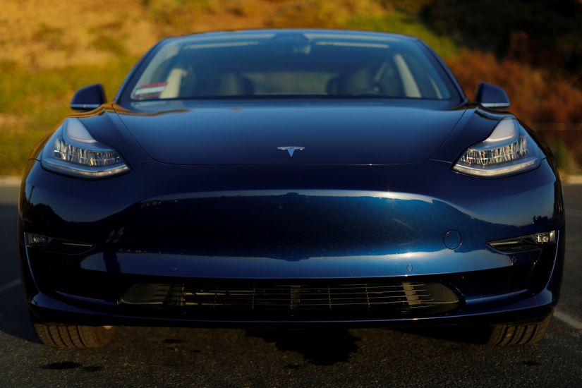 Tesla lança versão intermediária do Model 3 nos EUA