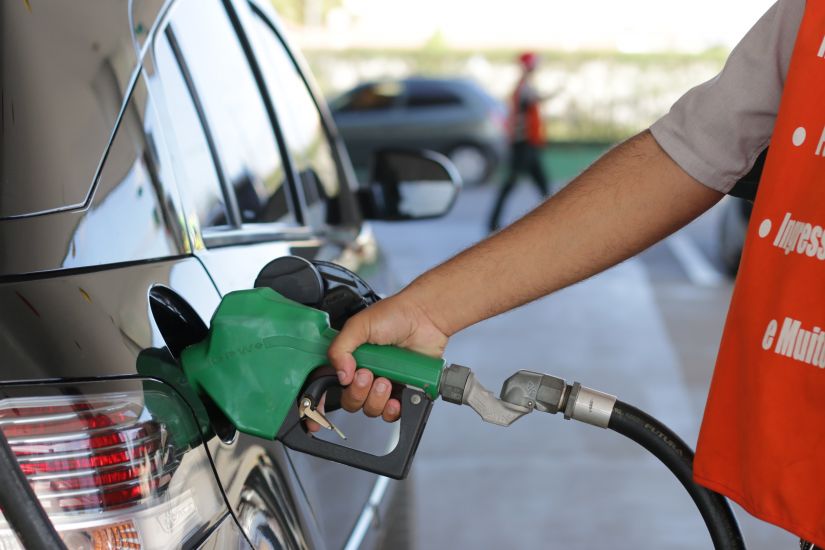 ANP afirma que preço da gasolina segue em queda no Brasil