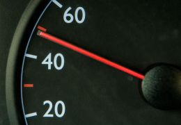 Europa quer limitar velocidades dos carros utilizando sensores
