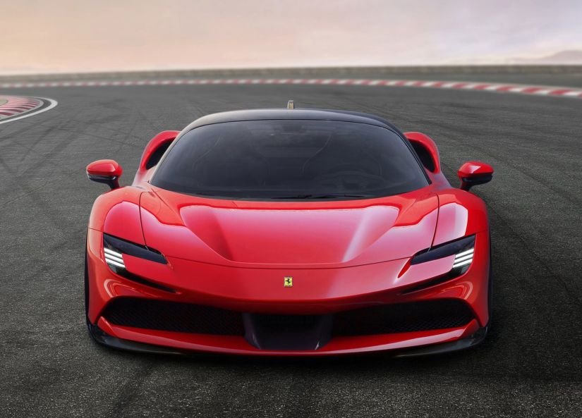 Nova Ferrari SF90 possui 1.000 cv de potência e pode ser recarregada na tomada