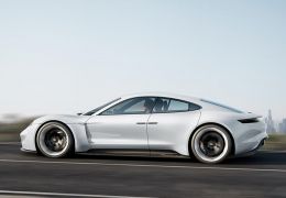 Porsche elétrico terá 4 telas em seu interior e motor de 600 cv de potência