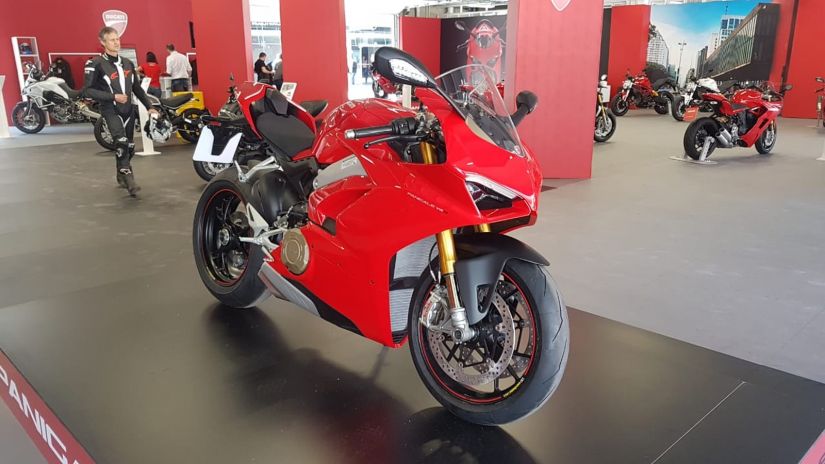 Ducati lança nova V4 S no Brasil por R$ 109,9 mil