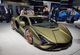 Lamborghini mostra o 1º carro híbrido da sua história