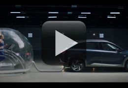Hyundai coloca atleta correndo dentro de bolha ligada a escapamento de carro