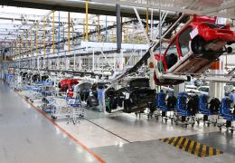 Produção global de carros atinge pico e tende a diminuir