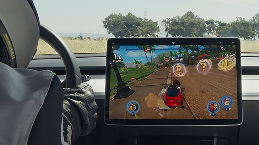 Tesla lança atualização que permite motorista jogar videogame com carro parado