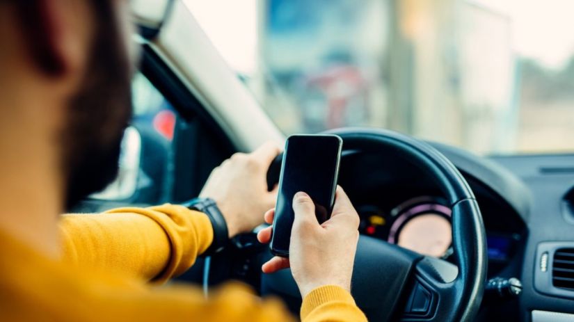 Um quinto dos brasileiros utilizam celular ao volante
