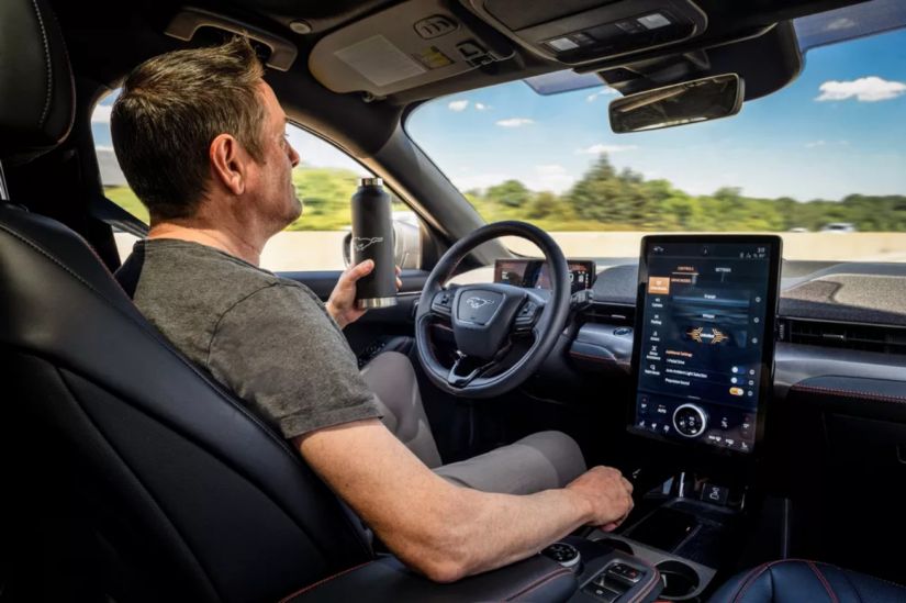 Ford terá sistema que permite andar no carro sem as mãos no volante