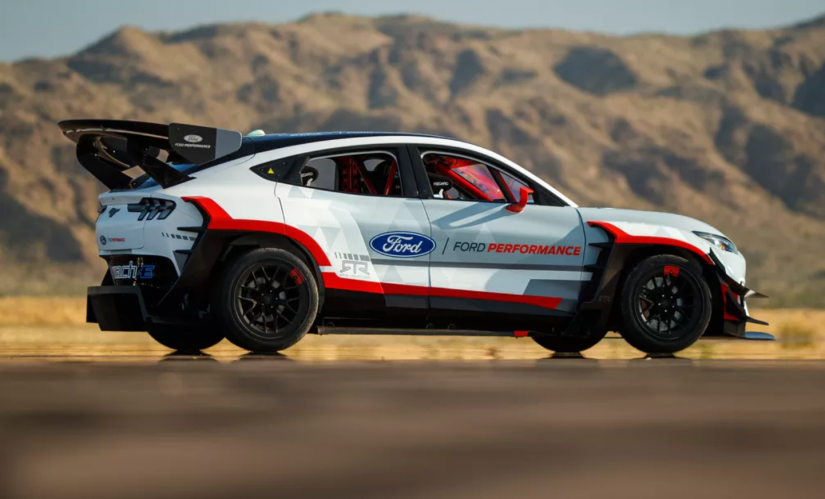 Ford apresenta conceito Mustang Mach-E com 7 motores elétricos