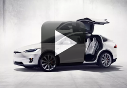 Motorista pula para o banco de carona e filma Tesla no piloto automático