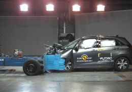 Honda Fit com airbag central é aprovado em teste de colisão