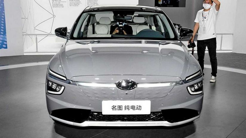 Hyundai revela novo sedan elétrico com autonomia de 520 km