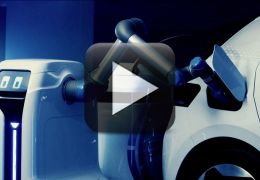 Volkswagen mostra robô que carrega bateria de carros elétricos