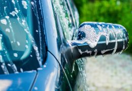 4 dicas para quem quer economizar e lavar o carro em casa