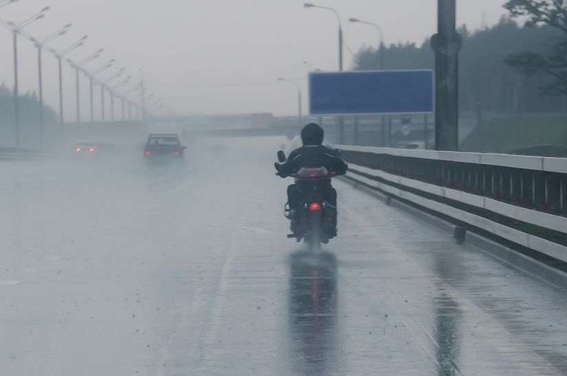 6 dicas para pilotar motos com segurança na chuva