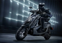 Yamaha apresenta scooter elétrica com bateiras intercambiáveis