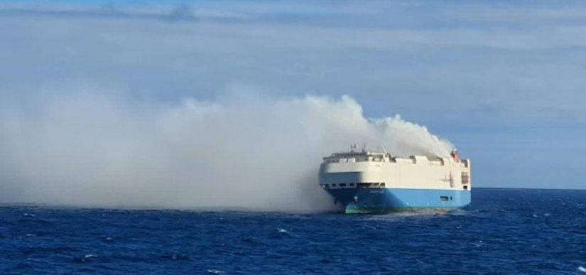 Navio com carros de luxo pega fogo e fica à deriva