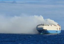 Navio com carros de luxo pega fogo e fica à deriva