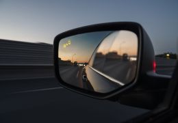 Projeto de lei pode tornar obrigatório alerta de ponto cego nos carros brasileiros