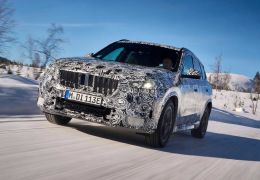BMW iX1 2023 aparece em ensaio na neve antes da estreia