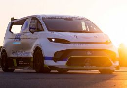 Ford apresenta supervan elétrica de 2.000 cv de potência