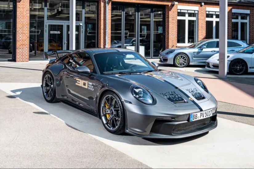 Porsche apresenta versão única do 911 GT3 com carroceria multicor