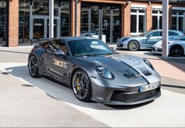 Porsche apresenta versão única do 911 GT3 com carroceria multicor