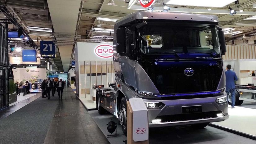 BYD apresenta caminhões e ônibus elétricos com bateira de lâmina ultrassegura