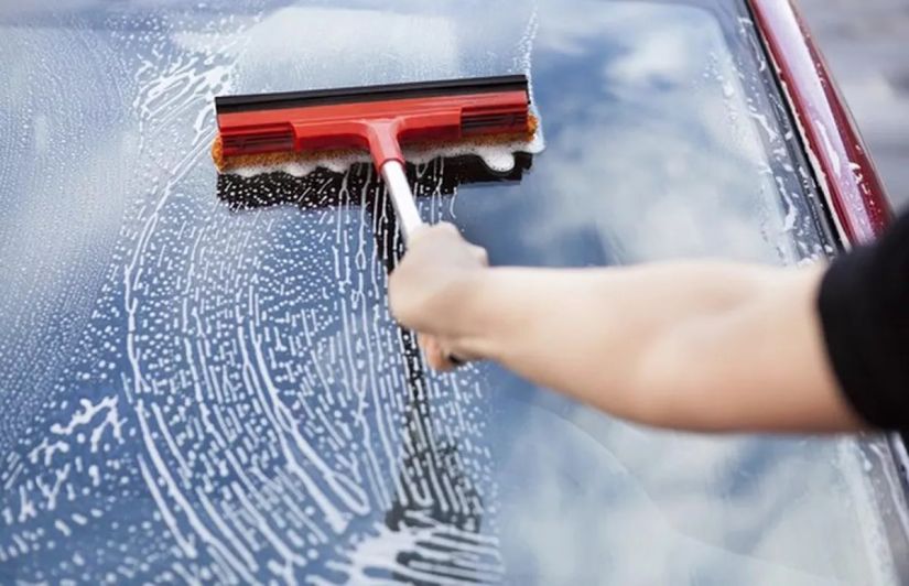 5 dicas infalíveis para limpar os vidros dos carros