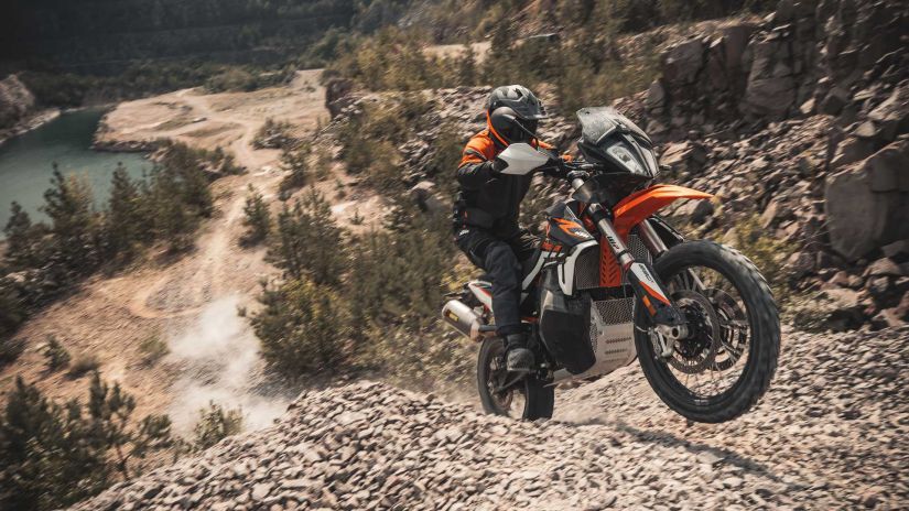 Nova moto KTM 890 R começa a ser vendida por cerca de R$ 140 mil