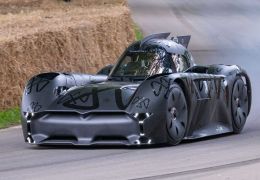 Mini-Batmóvel elétrico vai de 0 a 96 km/h em 1,4 segundo
