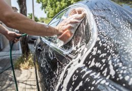 6 dicas para quem quer lavar o carro em casa