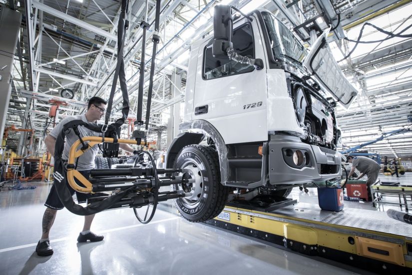 Mercedes-Benz vai paralisar um turno de fábrica de caminhões em SP