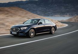 Mercedes-Benz apresenta novo Classe E 2024 com motor híbrido