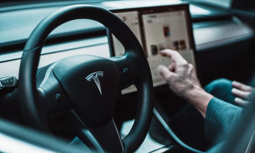 Tesla teria escondido mais de 1 mil acidentes quase fatais envolvendo o Autopilot