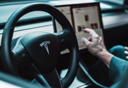 Tesla teria escondido mais de 1 mil acidentes quase fatais envolvendo o Autopilot