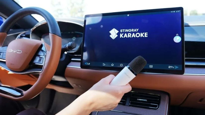 BYD anuncia aplicativo de karaokê para seus carros
