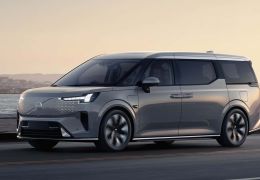 Volvo apresenta minivan com tela para videoconferências