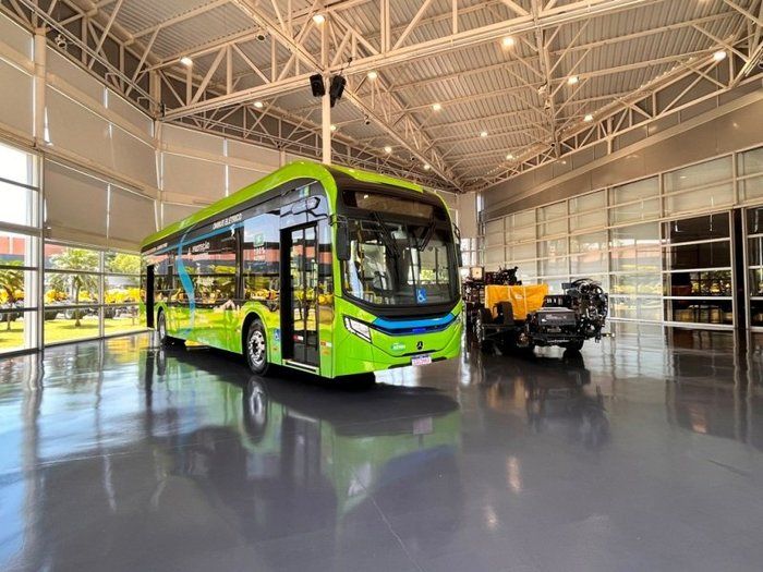 Mercedes-Benz começa produção de ônibus 100% elétrico no Brasil