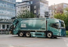 Volvo apresenta novo caminhão elétrico com quatro baterias