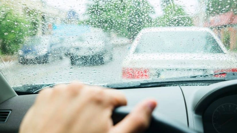 4 erros que você não deve cometer ao dirigir na chuva