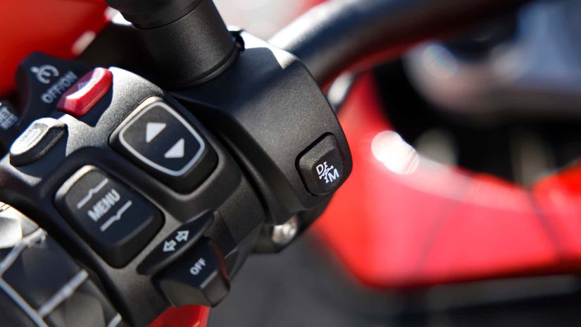 BMW apresenta sistema de embreagem automática para motos