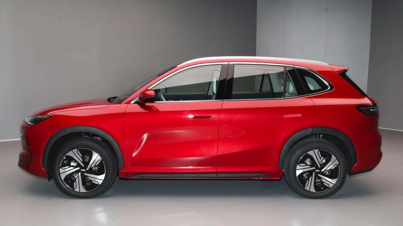 Geely E5 é flagrado no Brasil e deve ser lançado ainda neste ano