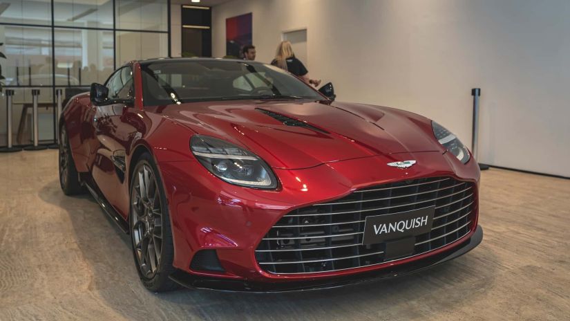 Aston Martin Vanquish chega ao Brasil com motor V12