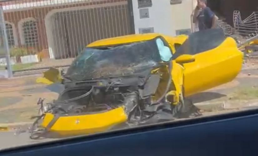 Manobrista de loja destrói Ferarri 296 GTB em São Paulo