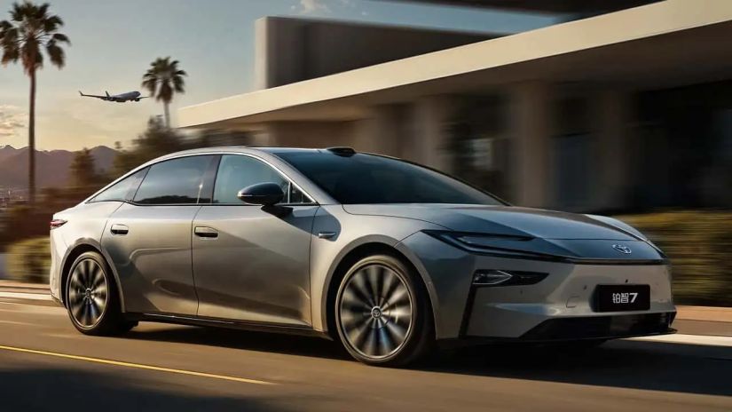 Toyota apresenta novo sedã elétrico bZ7