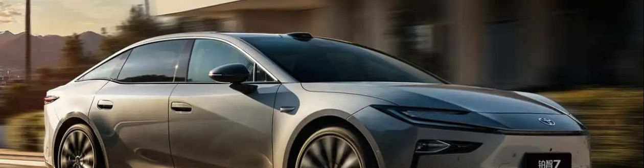 Toyota apresenta novo sedã elétrico bZ7