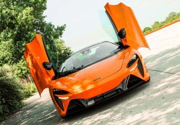 McLaren confirma novo SUV híbrido para 2027