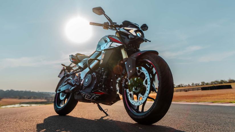Bajaj lança nova Dominar NS400Z 2026 no Brasil