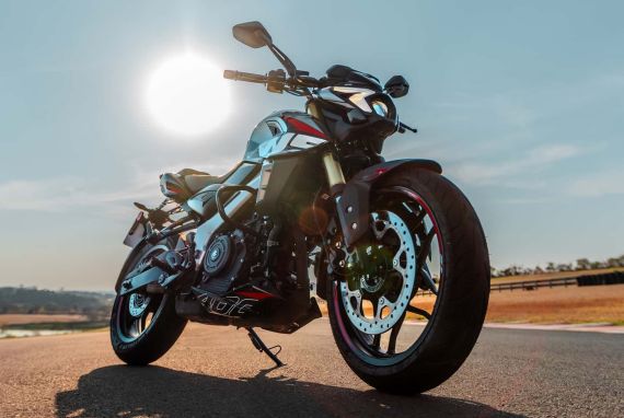 Bajaj lança nova Dominar NS400Z 2026 no Brasil